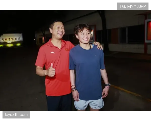 陈艺文训练完直接啃鸡腿？这自律和放纵切换得太丝滑了